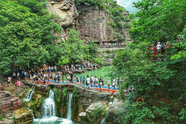 夏季追凉之旅，在云台山红石峡沉浸式旅游，感受上亿年沧海桑田