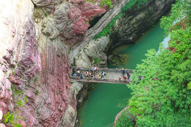 夏季追凉之旅，在云台山红石峡沉浸式旅游，感受上亿年沧海桑田