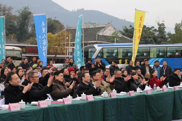 “我们的中国梦·文化进万家”冬季旅游景点文艺展演启动仪式在黄果树举行