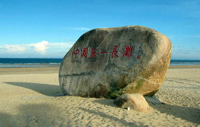 广东茂名唯一沿海的区，和吴川相邻，拥有放鸡岛景区