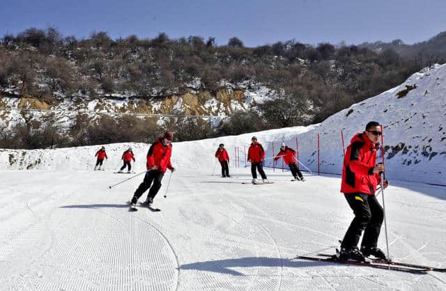 茂县九鼎山滑雪场明日开滑 圣诞节免门票