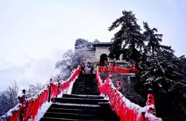 “华山雪景”最美不过“北国风光，千里冰封”