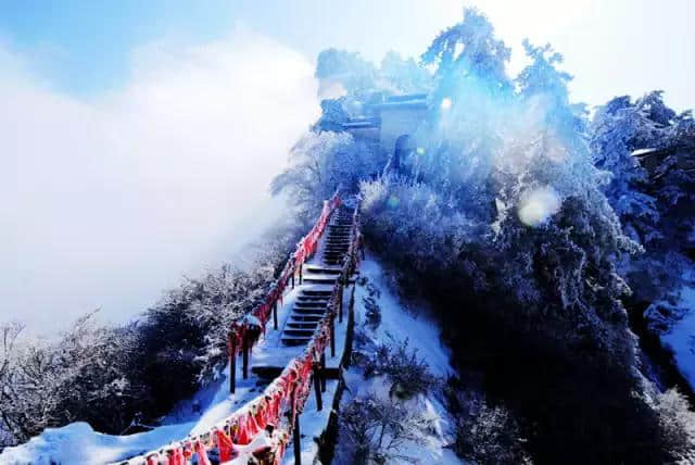 “华山雪景”最美不过“北国风光，千里冰封”