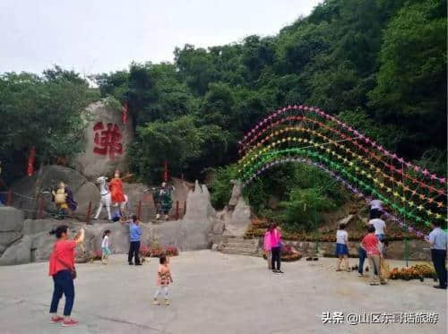 群峰点点，林涛起伏，重岩叠嶂，山石奇特，河南洛阳花果山景区