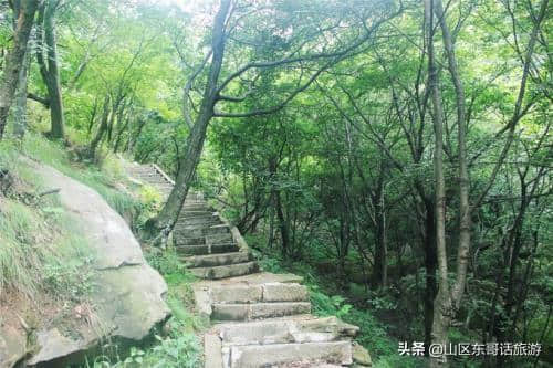 群峰点点，林涛起伏，重岩叠嶂，山石奇特，河南洛阳花果山景区