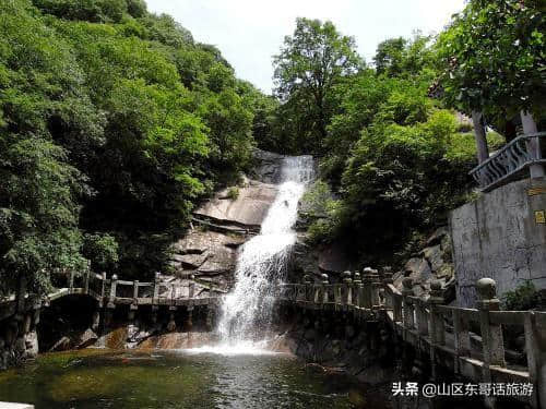 群峰点点，林涛起伏，重岩叠嶂，山石奇特，河南洛阳花果山景区