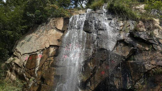 花果山：花果山四季游玩都美丽，春来鸟语花香，夏日飞瀑急流