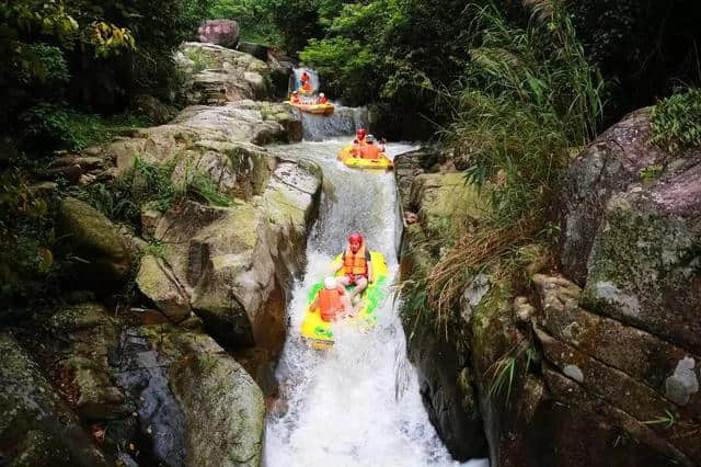 广东云浮天露山598元！童话木屋，玻璃桥/禅龙峡漂流~半山水泳池