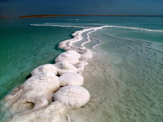 想要实现海上漂浮吗？以色列死海，等你体验！