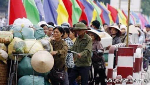 云南河口口岸；每天越南女性过来采购，自行车可装上千斤货物