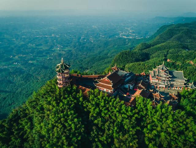 蜀南竹海是国内外少有的大面积竹景，与恐龙石林悬棺并称川南四绝