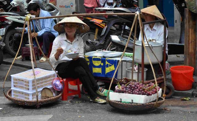 去越南旅游，千万别接水果店老板的手套，小心有坑！