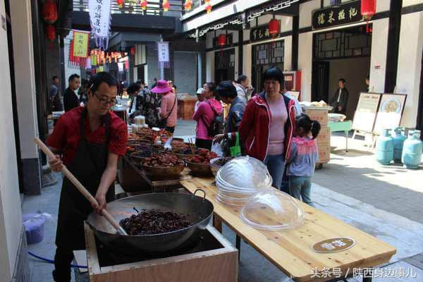 五一小长假 数十万游客逛石泉 鬼谷庄体验民俗风情