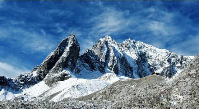 国内旅游攻略，玉龙雪山，闪耀着银光，秀美丽江，人在路上