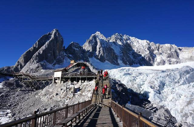 国内旅游攻略，玉龙雪山，闪耀着银光，秀美丽江，人在路上