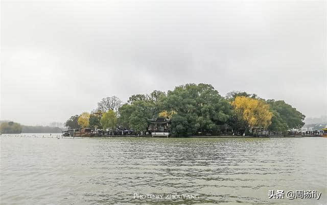 南湖湖心岛，停靠着“一大”的红船，更是一处难得的明清园林