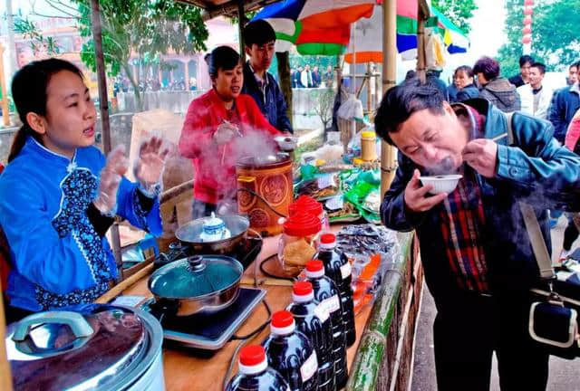 美到窒息！梯面油菜花海震撼登场！旅游君免费送豆腐花，先到先得~