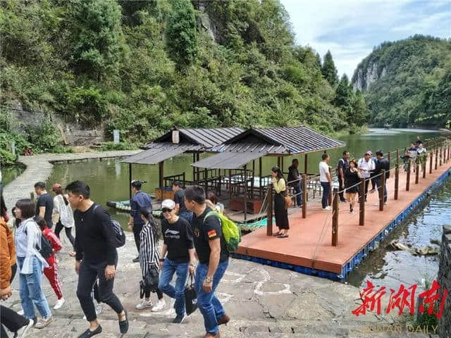 凤凰黄金周首日实现旅游“开门红” 接待游客8万人次