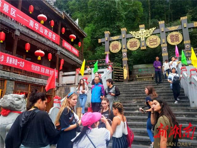 凤凰黄金周首日实现旅游“开门红” 接待游客8万人次