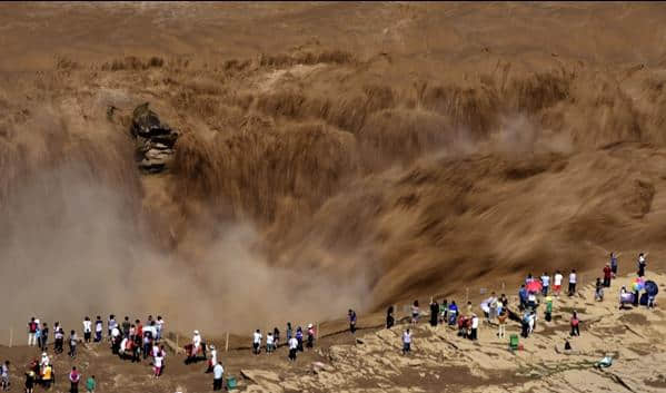 黄河壶口瀑布迎来暑期旅游高峰 游客近距离欣赏壮美瀑布群