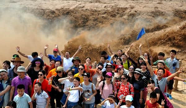 黄河壶口瀑布迎来暑期旅游高峰 游客近距离欣赏壮美瀑布群