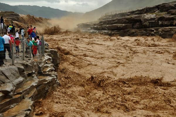 黄河壶口瀑布迎来暑期旅游高峰 游客近距离欣赏壮美瀑布群