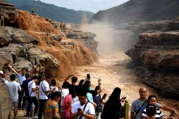 黄河壶口瀑布迎来暑期旅游高峰 游客近距离欣赏壮美瀑布群