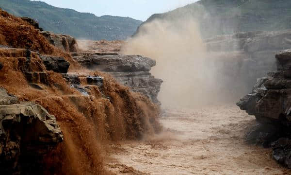 黄河壶口瀑布迎来暑期旅游高峰 游客近距离欣赏壮美瀑布群