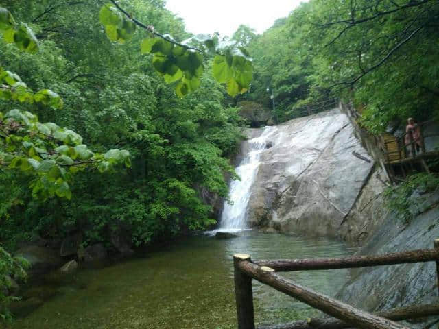 这里完整的原始生态中原罕见，林海无际，奇特的瀑潭石景北方少有