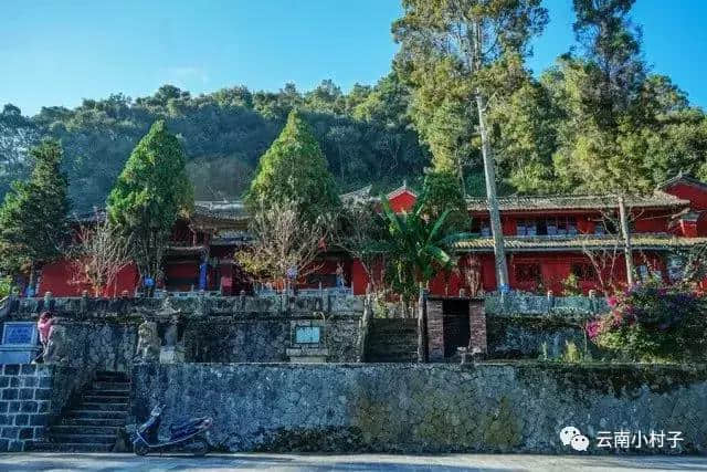 水影寺位于下罗绮村南弥勒佛山(又称水尾山和罗晟山)的北麓.