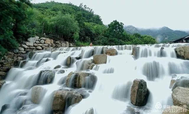 下雨了吧！别宅家里了，雨中的泰山，有平时你看不到的美！