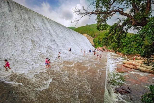 下雨了吧！别宅家里了，雨中的泰山，有平时你看不到的美！