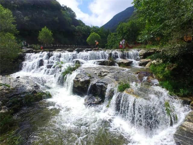 下雨了吧！别宅家里了，雨中的泰山，有平时你看不到的美！