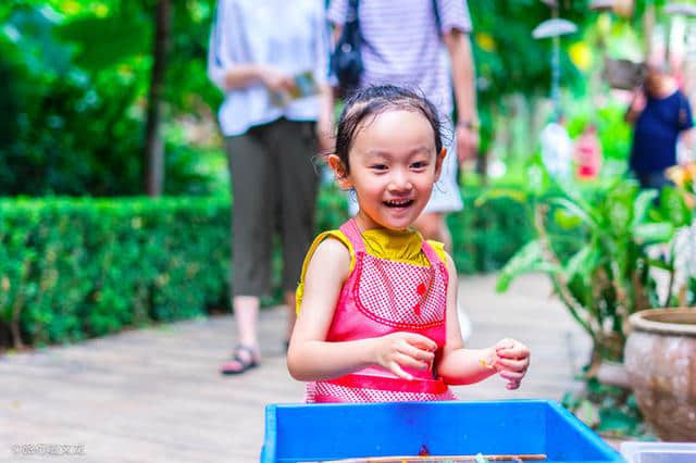 暑假云南亲子游，带女儿走进西双版纳第一站，好玩的曼听御花园