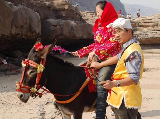 延安不止有壶口瀑布和宝塔山，只是壶口瀑布这么美的彩虹你见过吗