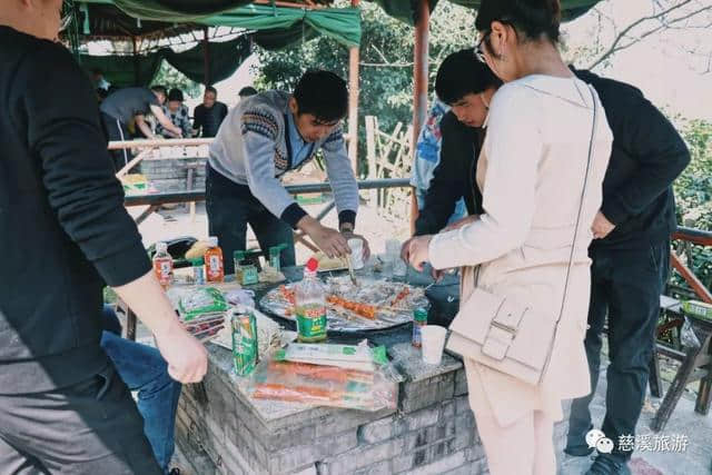 达蓬山下窖湖畔，又开一片花海！一起凹造型拍美照去～