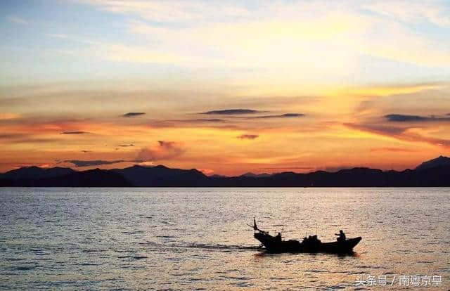 请到汕尾红海湾来，海胆美味美景任你食游，休闲浪漫激情任你欢！