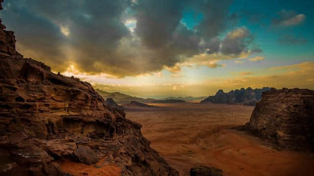 约旦旅行，课本里的死海原来在这个中东国家，一半是水一半是火焰