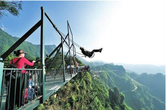 重庆万盛5大旅游景点，万盛石林，黑山谷，铜鼓滩漂流，有名景点