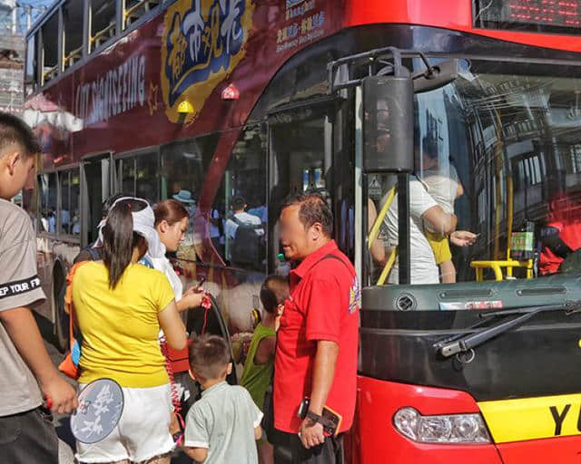 春秋“都市观光”双层巴士套票套路深，乘客观光完都不知道40元车票的存在