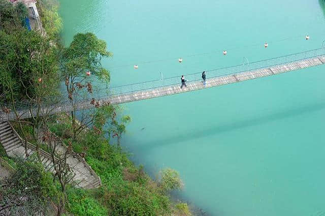 湖北宜昌有个建在悬崖峭壁上的餐厅，敢去吗？