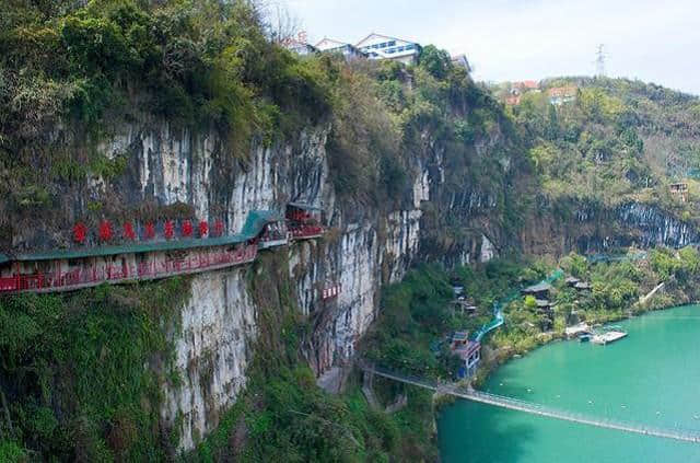 湖北宜昌有个建在悬崖峭壁上的餐厅，敢去吗？