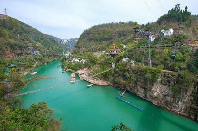 湖北宜昌有个建在悬崖峭壁上的餐厅，敢去吗？