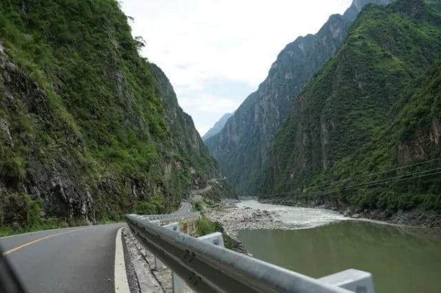 老司机带你游川西，一路避暑一路游山玩水！今夏就你会玩！