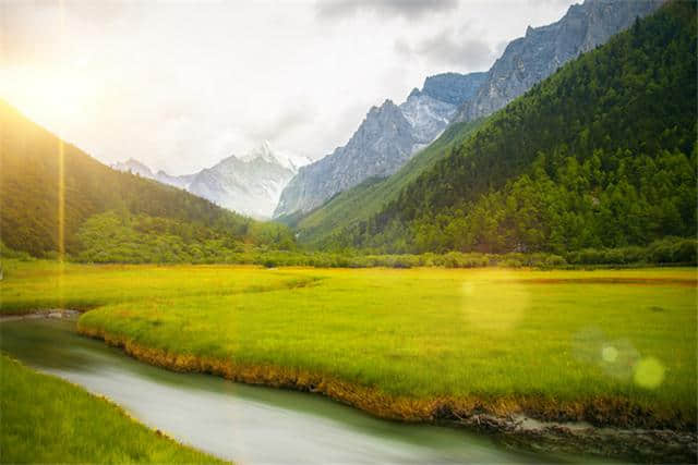 7月自驾川西大环线旅游攻略，稻城亚丁和色达，一个是生如红尘的白莲，一个是香烟冉冉的归程