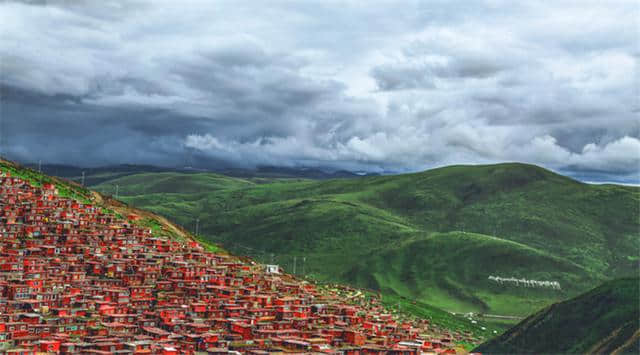 7月自驾川西大环线旅游攻略，稻城亚丁和色达，一个是生如红尘的白莲，一个是香烟冉冉的归程