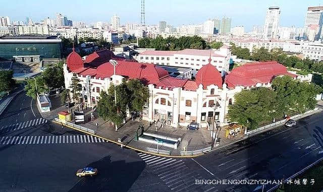 这条铁路沿线保留了众多的历史建筑，是黑龙江最有特色的旅游线路