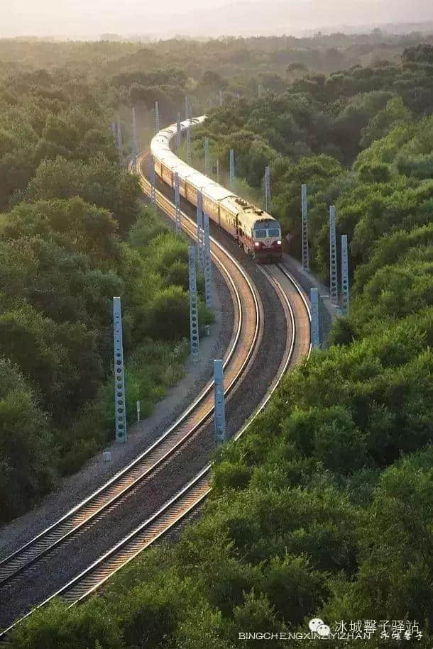 这条铁路沿线保留了众多的历史建筑，是黑龙江最有特色的旅游线路