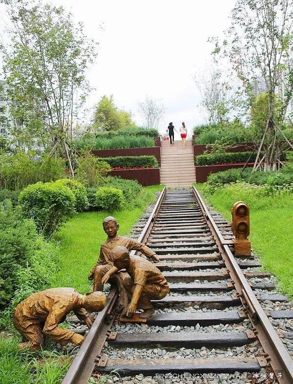 这条铁路沿线保留了众多的历史建筑，是黑龙江最有特色的旅游线路