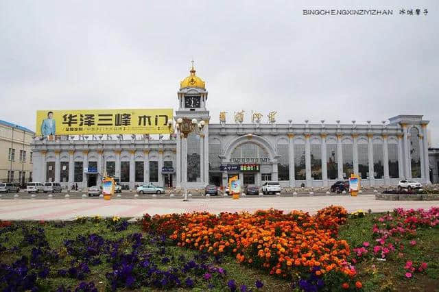 这条铁路沿线保留了众多的历史建筑，是黑龙江最有特色的旅游线路